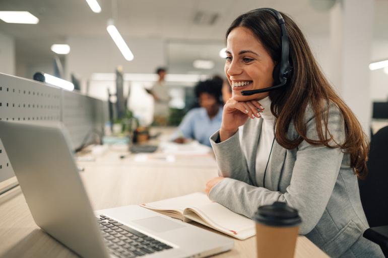 Mujer sonriendo y mirando el computador